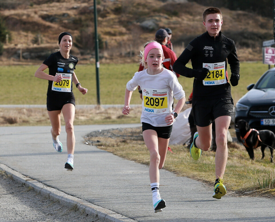 Sara Busic og Johannes Dalland vant 5 km på Solastranden Halvmaraton Othelie_og_Susane_spurter_AZ3T8167.jpg
