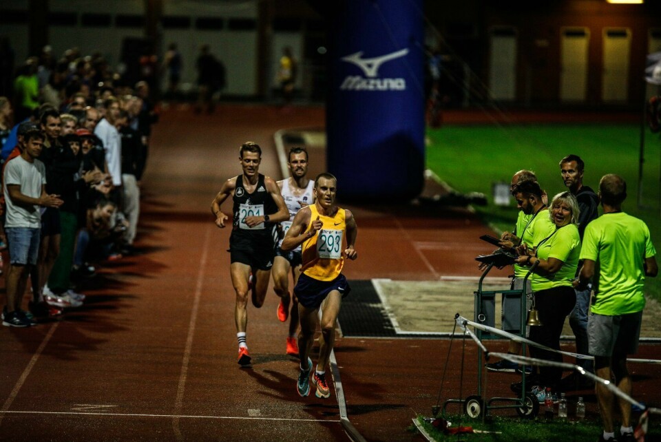 Mange sterke 10 000-tider - Sondre slo både times- og 20 000 m-rekorden med god margin Sondre-tre-runder-foran.jpg