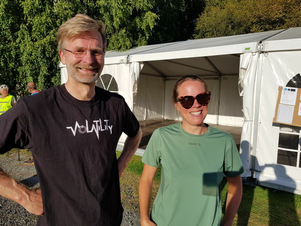 Sprint o-løp på Norsk skogmuseum Michael Sætvedt og Mari Norstad Opsahl smilte om kapp med sola som raskeste løpere på langløypa.jpg
