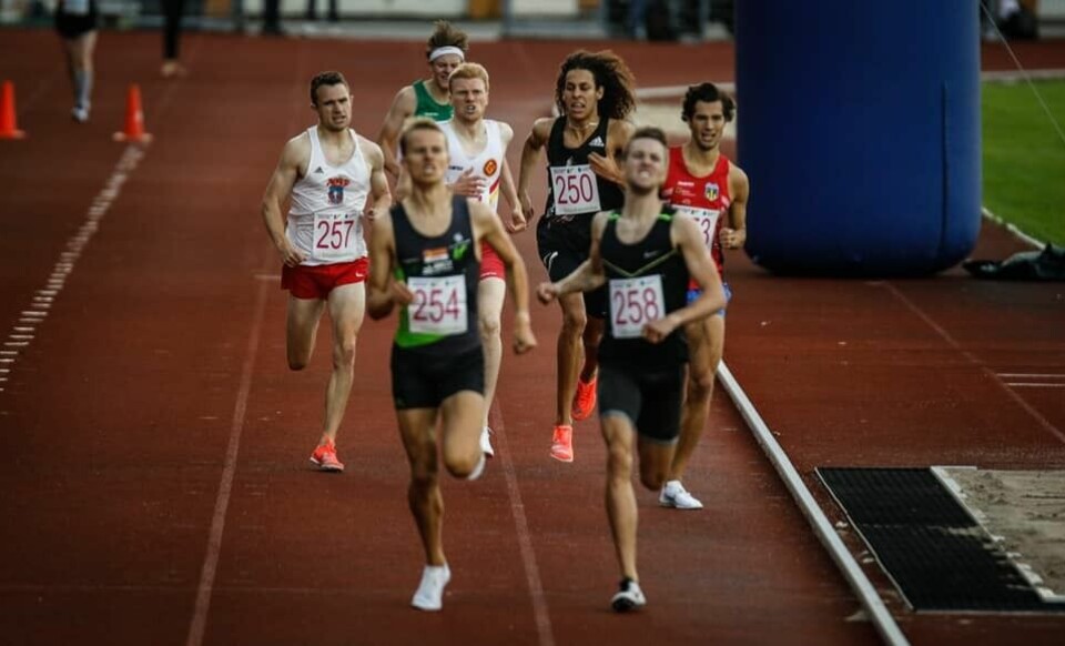 Mange sterke 10 000-tider - Sondre slo både times- og 20 000 m-rekorden med god margin 800-menn-innspurt.jpg