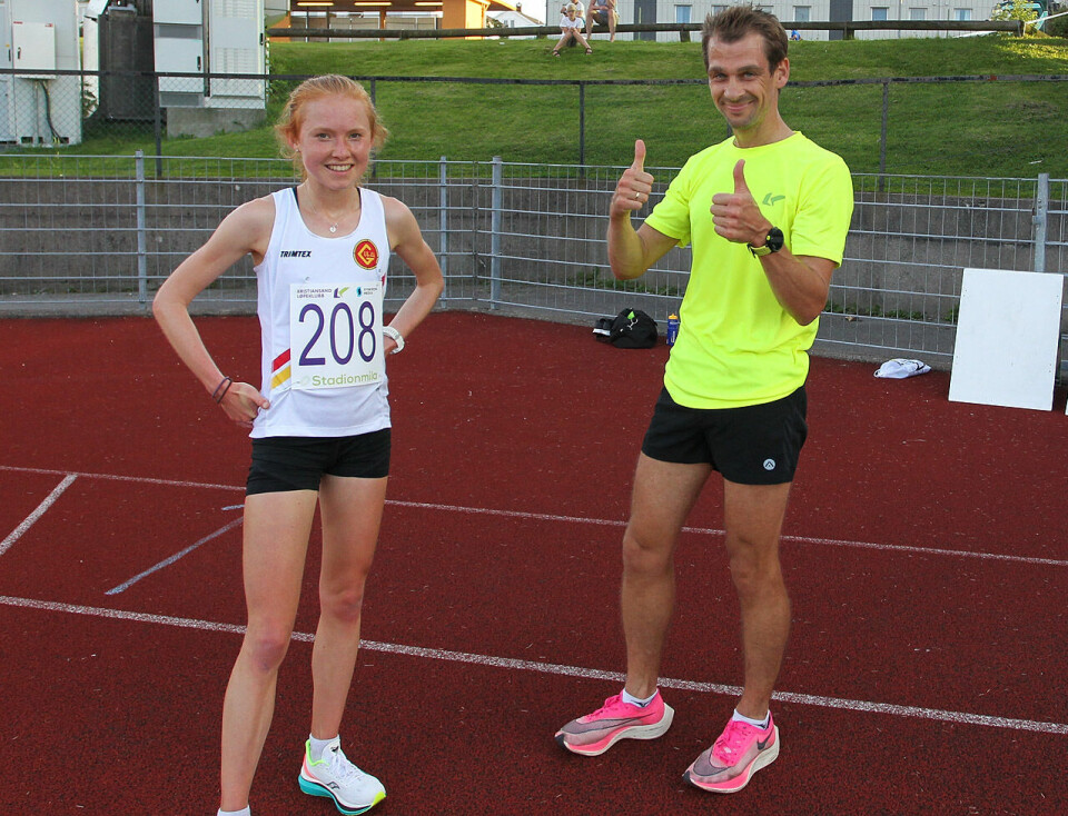 Mange sterke 10 000-tider - Sondre slo både times- og 20 000 m-rekorden med god margin Heat6_Adele_Henriksen_og_fartsholderen_A20G2274.jpg