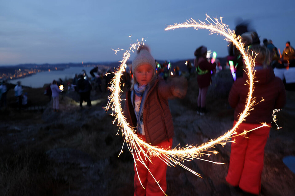 Det blir samling rett nedenfor toppen av Løvstakken, og der tennes faklene og stjerneskuddene og det grilles pølser. (Foto: Arne Dag Myking) Det blir samling rett nedenfor toppen av Løvstakken, og der tennes faklene og stjerneskuddene og det grilles pølser. (Foto: Arne Dag Myking)