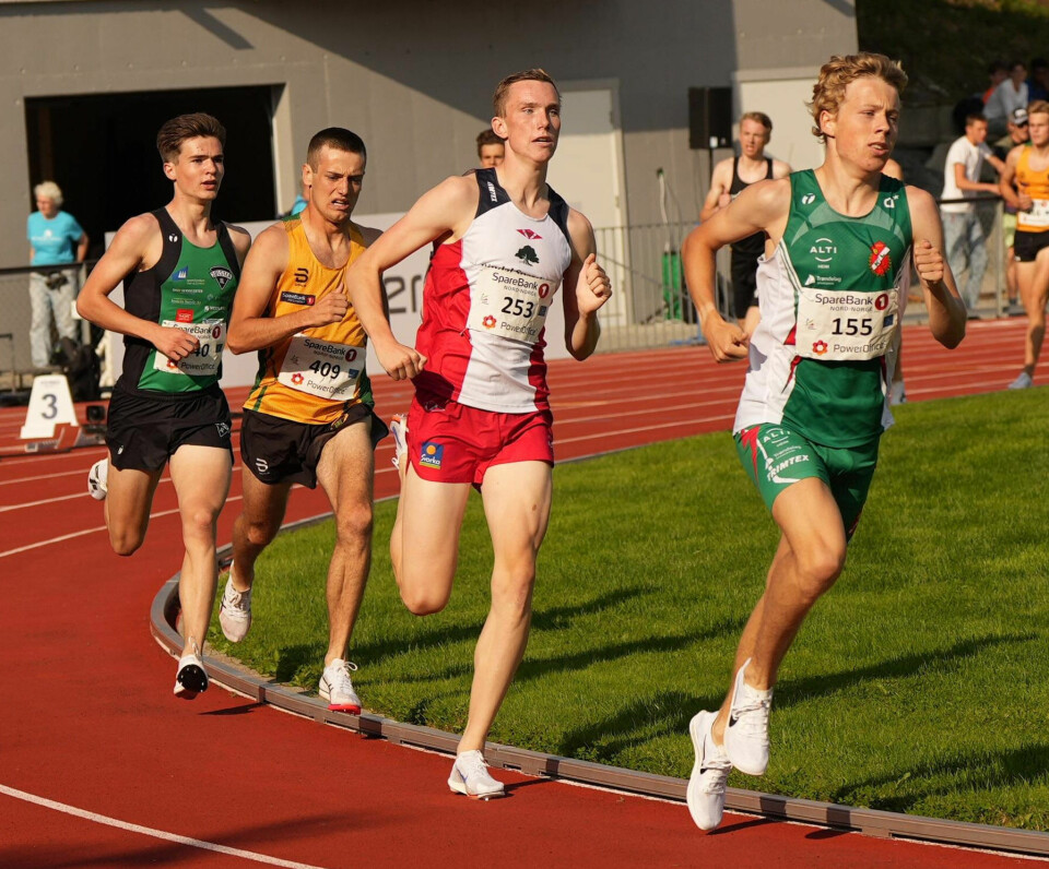 Gullvinner Håkon Moe Berg takket konkurrenten 1500m-finale-tet.jpg