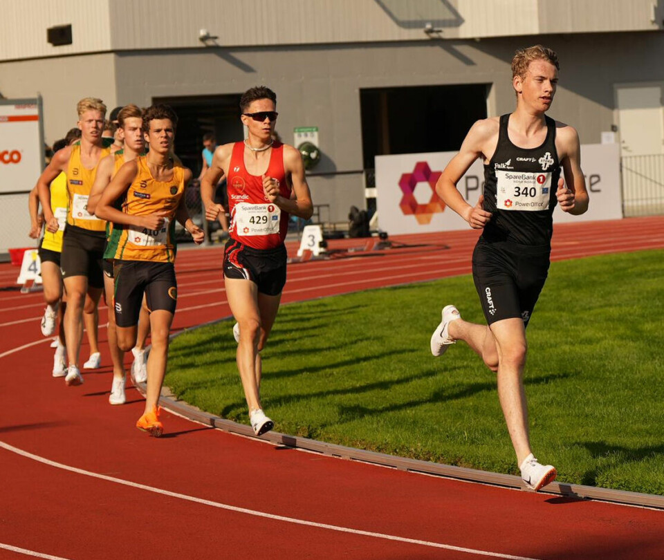 Gullvinner Håkon Moe Berg takket konkurrenten 1500m-finale-Johannes-sandvik-Boe.jpg