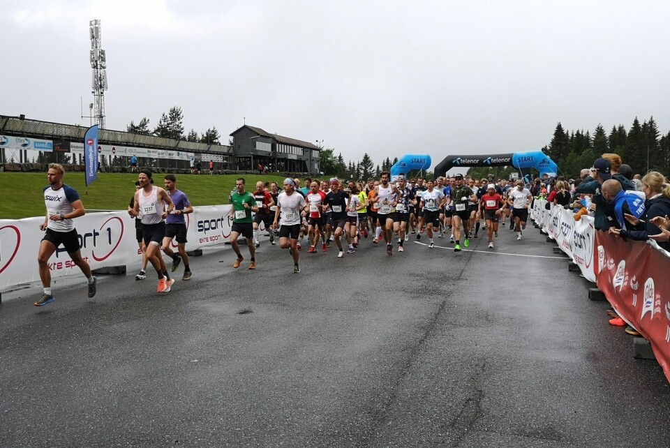Fra starten for pulje 2 av de 18 som ble sendt av gårde med fem minutters melomrom på Birkebeiner skistadion lørdag. (Foto: Rolf Bakken) Fra starten for pulje 2 av de 18 som ble sendt av gårde med fem minutters melomrom på Birkebeiner skistadion lørdag. (Foto: Rolf Bakken)