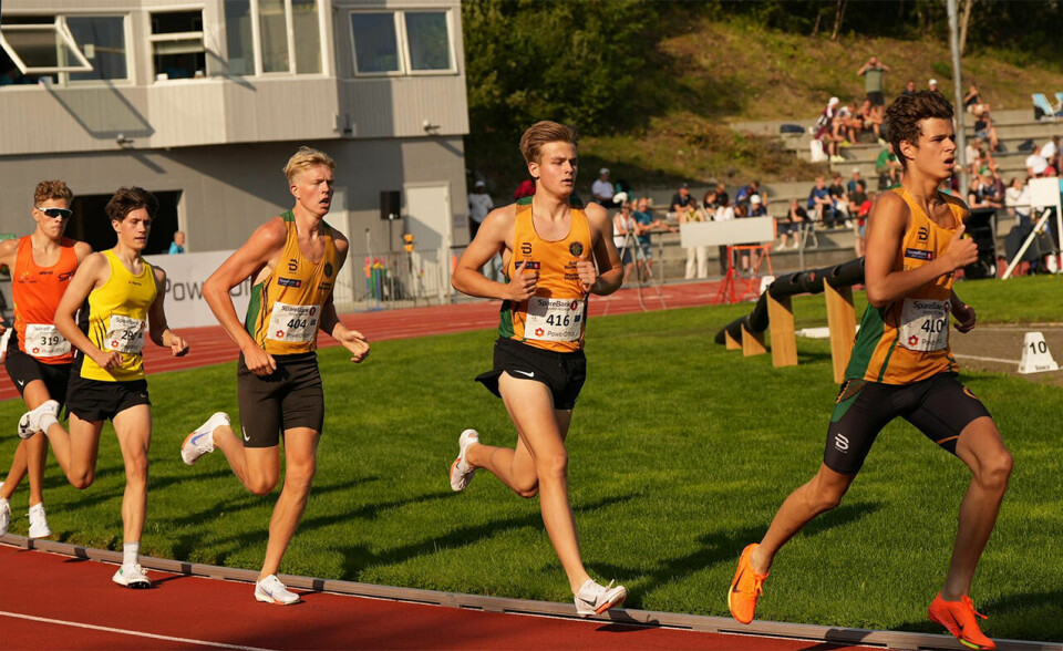Gullvinner Håkon Moe Berg takket konkurrenten 1500m-finale-Ull-Kisa.jpg