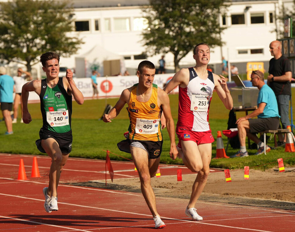 Gullvinner Håkon Moe Berg takket konkurrenten 1500m-finale-medaljekampen.jpg