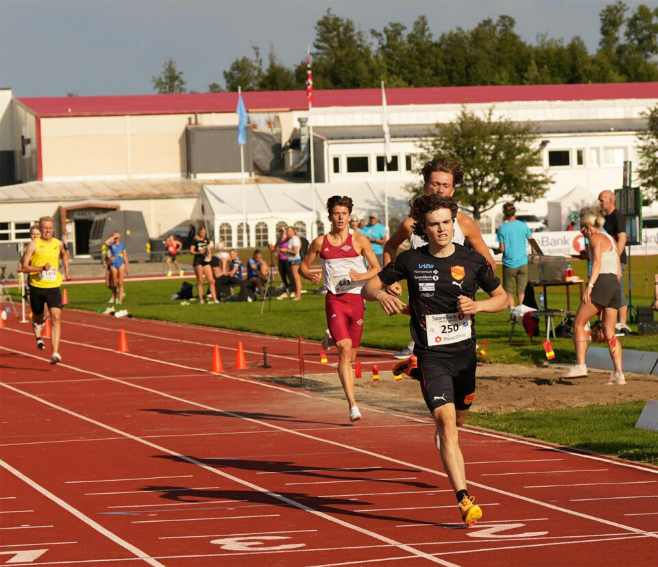 Gullvinner Håkon Moe Berg takket konkurrenten 1500m-U23-innspurt.jpg