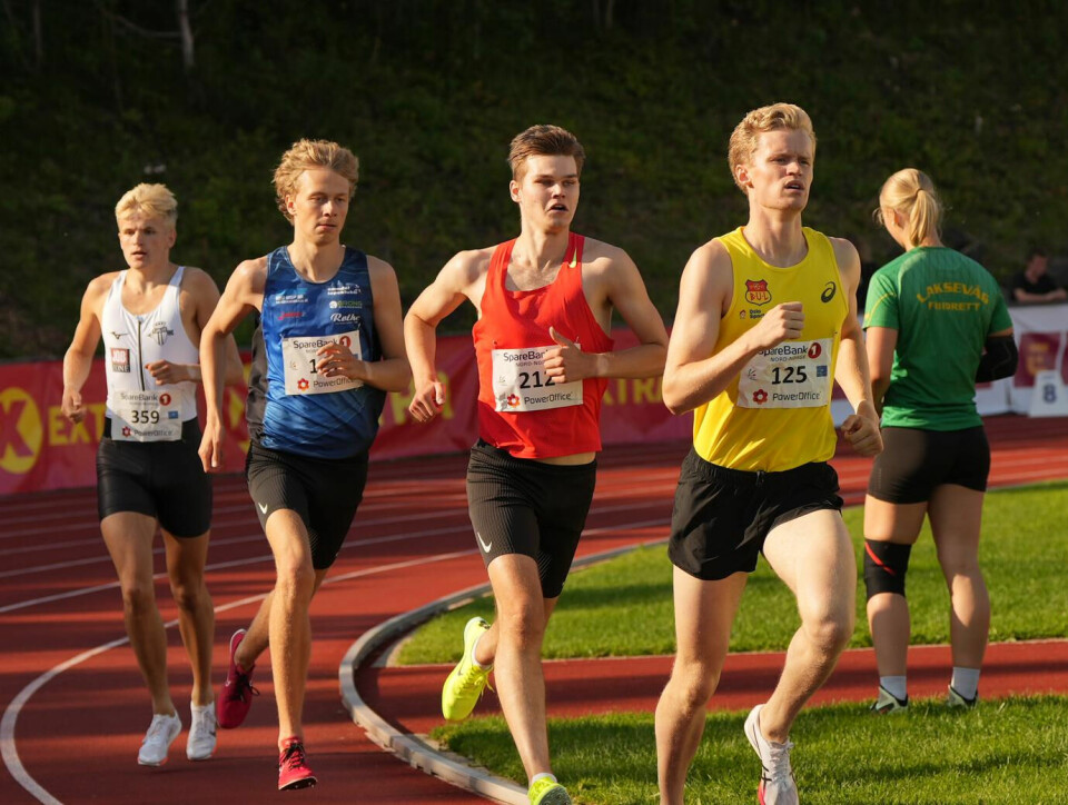 Gullvinner Håkon Moe Berg takket konkurrenten 1500m-U23-felt-batropp.jpg