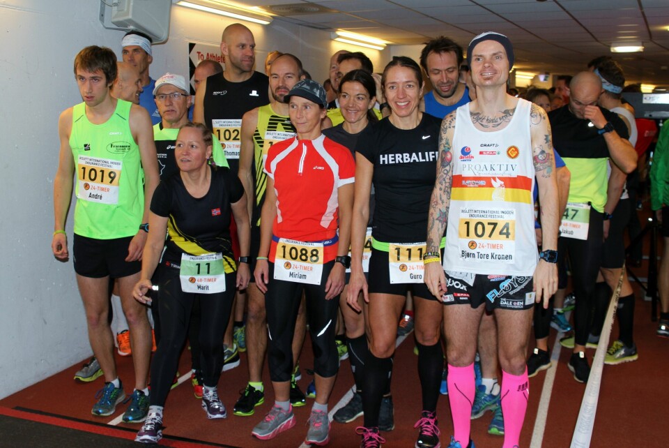 Fra startfeltet på Bislett 24-timers 2016. Årets løpsleder Marit Bjerknes ser vi med startnummer 11. Bjørn Tore Taranger satte en fantastisk norsk relord da han 24 timer senere hadde løpt 257,606 km. Fra startfeltet på Bislett 24-timers 2016. Årets løpsleder Marit Bjerknes ser vi med startnummer 11. Bjørn Tore Taranger satte en fantastisk norsk relord da han 24 timer senere hadde løpt 257,606 km.