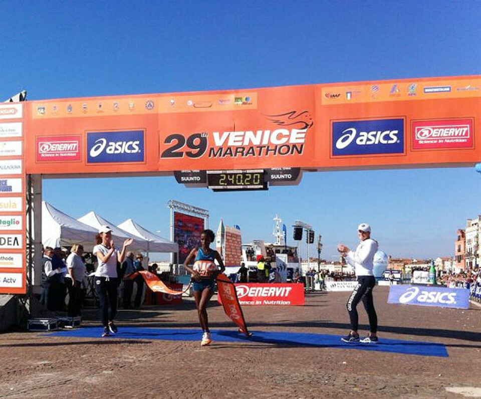 Inge Hasund best av de 14 norske som løp Venezia Marathon Venecia_Marathon_kvinnevinner.jpg