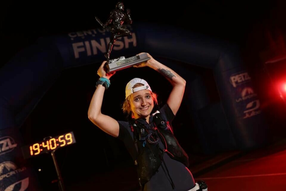 Ingrid Lid med seierstroféet etter en imponerende 100-miles debut. (Arrangørfoto) Ingrid Lid med seierstroféet etter en imponerende 100-miles debut. (Arrangørfoto)
