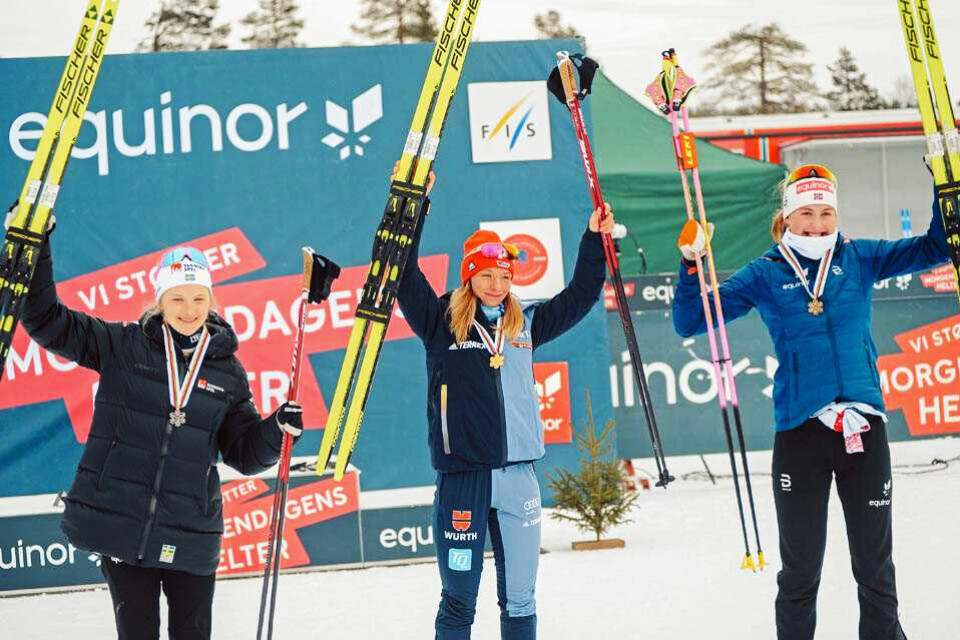 Tyske Helen Hoffman (midten) vant foran svenske Lisa Eriksson (til venstre) og norske Tuva Anine Brusveen-Jensen. (Foto: Norges Skiforbund) Tyske Helen Hoffman (midten) vant foran svenske Lisa Eriksson (til venstre) og norske Tuva Anine Brusveen-Jensen. (Foto: Norges Skiforbund)