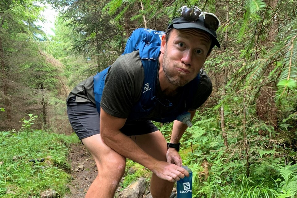 Aleksander Krokeide fyller vann i en bekk underveis på 35-milsturen. (Privat foto) Aleksander Krokeide fyller vann i en bekk underveis på 35-milsturen. (Privat foto)