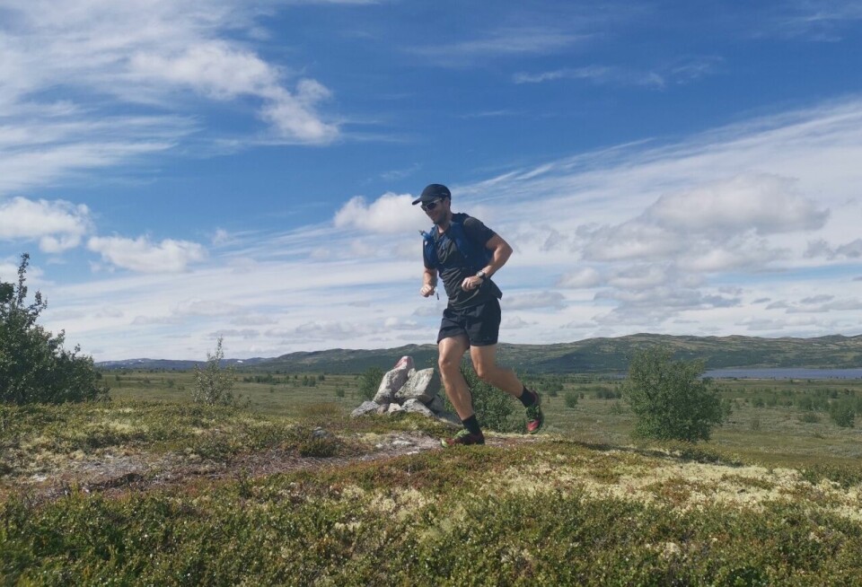 Aleksander Krokeide samlet inn penger til Redd Barna, løp 350 km på stier fra Voss til Oslo Aleksanser_på_fjellet (1280x871).jpg