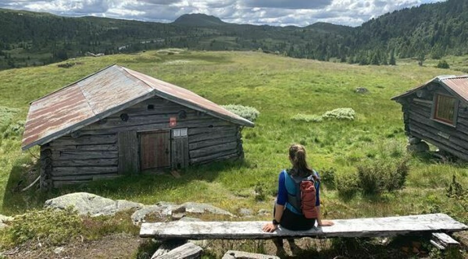 Aleksander Krokeide samlet inn penger til Redd Barna, løp 350 km på stier fra Voss til Oslo aleksander_stabbur_og_Kjæresten.jpg