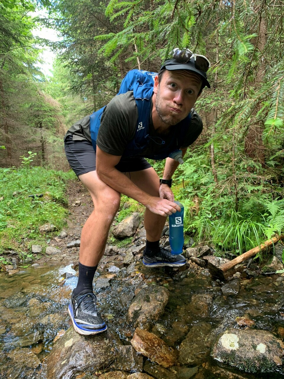 Aleksander Krokeide samlet inn penger til Redd Barna, løp 350 km på stier fra Voss til Oslo Aleksanser_fyller_vannflaska.jpg