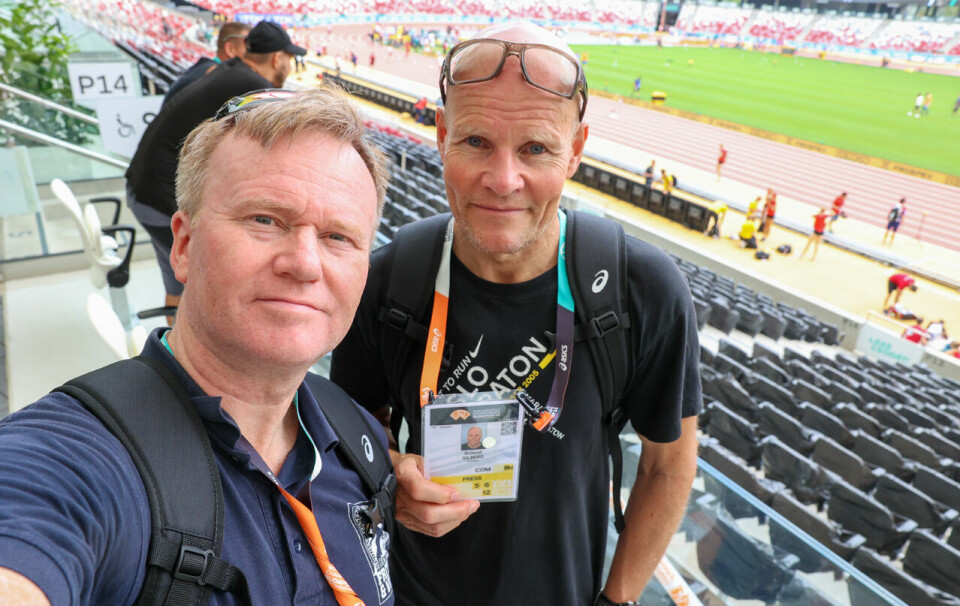 Arne Dag Myking og Runar Gilberg har fått akkrediteringene i orden og funnet frem til det store og helt nye friidrettsstadion i Budapest. (Fotoselfie) Arne Dag Myking og Runar Gilberg