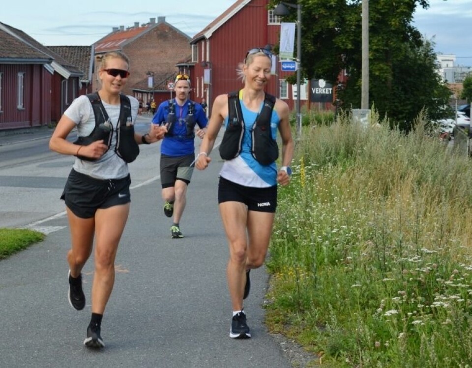 53 av 64 løpere fullførte Oslofjorden Rundt, Simen Holvik og Mari Mauland vant 100 miles Henriette_og_Mari_kort-etter-start.jpg