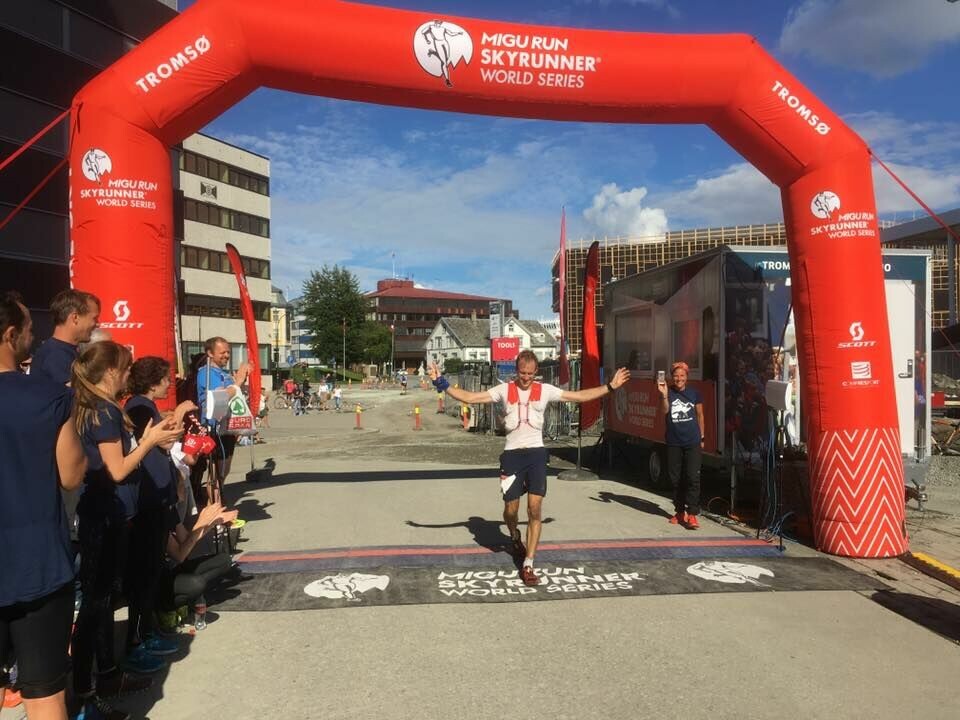 Jonathan Albon løper i mål som vinner av Hamperokken SkyRace. (Foto: Arrangøren) Jonathan Albon løper i mål som vinner av Hamperokken SkyRace. (Foto: Arrangøren)