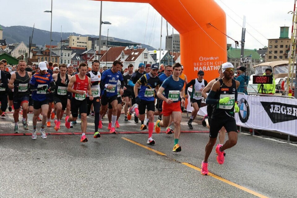 Fra fjorårets halvmaraton som hadde 4282 fullførende der vinneren Frew Zenebe Brkineh allerede er i front på de første meterne. (Foto: Arne Dag Myking) Fra fjorårets halvmaraton som hadde 4282 fullførende der vinneren Frew Zenebe Brkineh allerede er i front på de første meterne. (Foto: Arne Dag Myking)