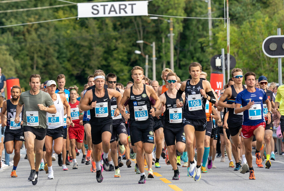 Start: Vi ser de tre beste med startnummer 86, 103 og 108 i tet allerede etter noen meters løping. (Foto: Geir Arne Rosvold) Start: Vi ser de tre beste med startnummer 86, 103 og 108 i tet allerede etter noen meters løping. (Foto: Geir Arne Rosvold)