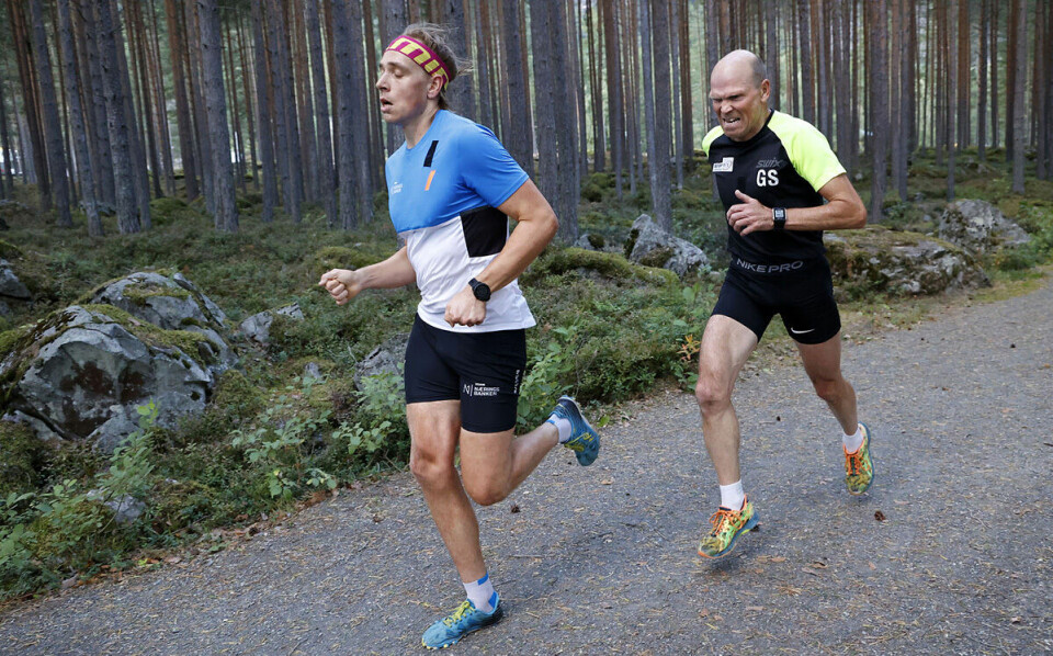 Det var flere tøffe dueller i årets Vegmuseumsløp på Hunderfossen. Her er Ole Eirik Fuglehaug Ekrem i klasse M 20 – 29 år foran i spurtduell med Geir Strandbakke, vinneren av klasse M 50 – 59 år. Foto Jørgen Skaug Det var flere tøffe dueller i årets Vegmuseumsløp på Hunderfossen. Her er Ole Eirik Fuglehaug Ekrem i klasse M 20 – 29 år foran i spurtduell med Geir Strandbakke, vinneren av klasse M 50 – 59 år. Foto Jørgen Skaug