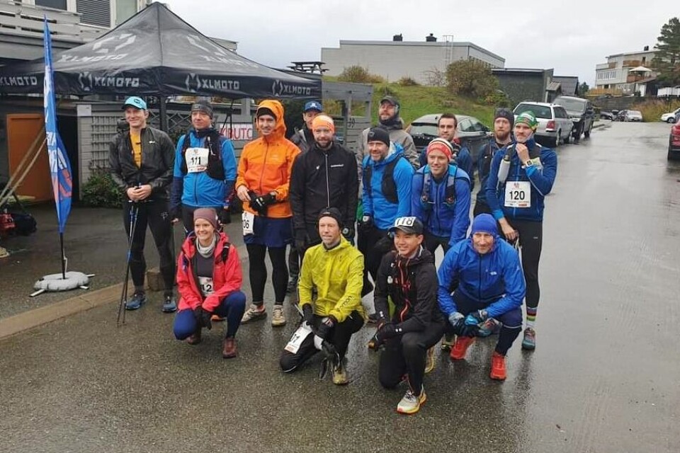 15 løpere, en kvinne og 14 menn, er klar for en strabasiøs ultraintervall. Arrangør og deltager Torgeir Kruke i gul jakke. (Arrangørfoto) 15 løpere, en kvinne og 14 menn, er klar for en strabasiøs ultraintervall. Arrangør og deltager Torgeir Kruke i gul jakke. (Arrangørfoto)