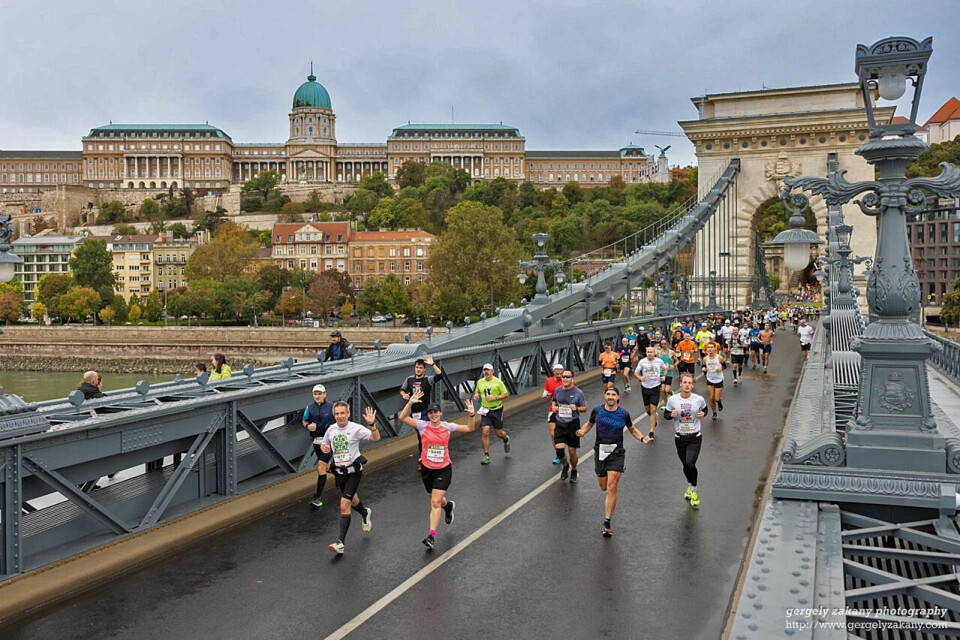 Løperne kommer her over den eldste broen i Budapest, The Chain Bridge. Den går mellom de to bydelene Buda og Pest. (Foto: Arrangøren) Løperne kommer her over den eldste broen i Budapest, The Chain Bridge. Den går mellom de to bydelene Buda og Pest. (Foto: Arrangøren)