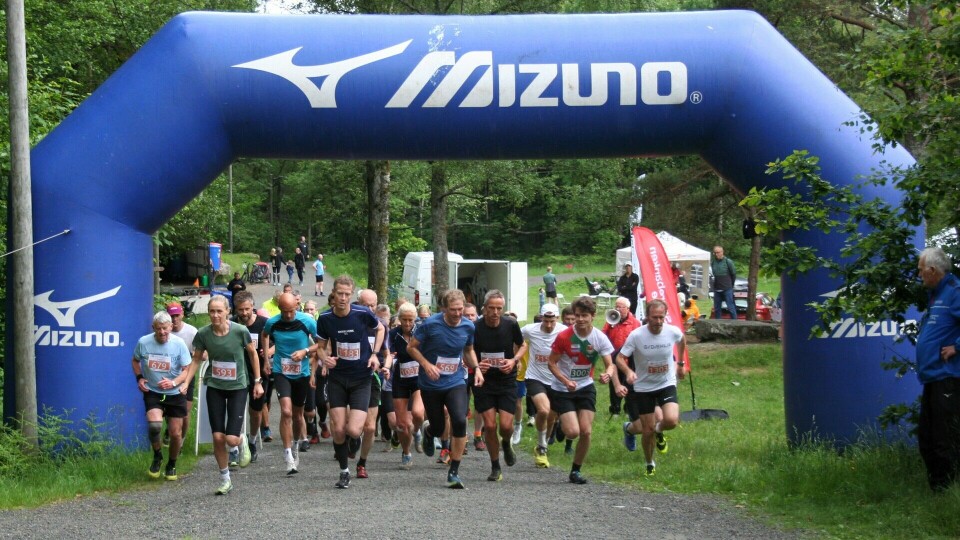 Fra starten for kort løype på 3,5 km med 129 løpere i feltet. (Foto: Sverre Larsen) Fra starten for kort løype med 129 løpere i feltet. (Foto: Sverre Larsen)