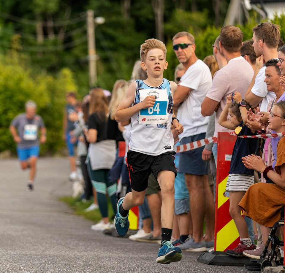 27 løp fra Petter Northug i jubileumsfesten for Sluseløpet Trim_roed_ung_gutt_publikum.jpg