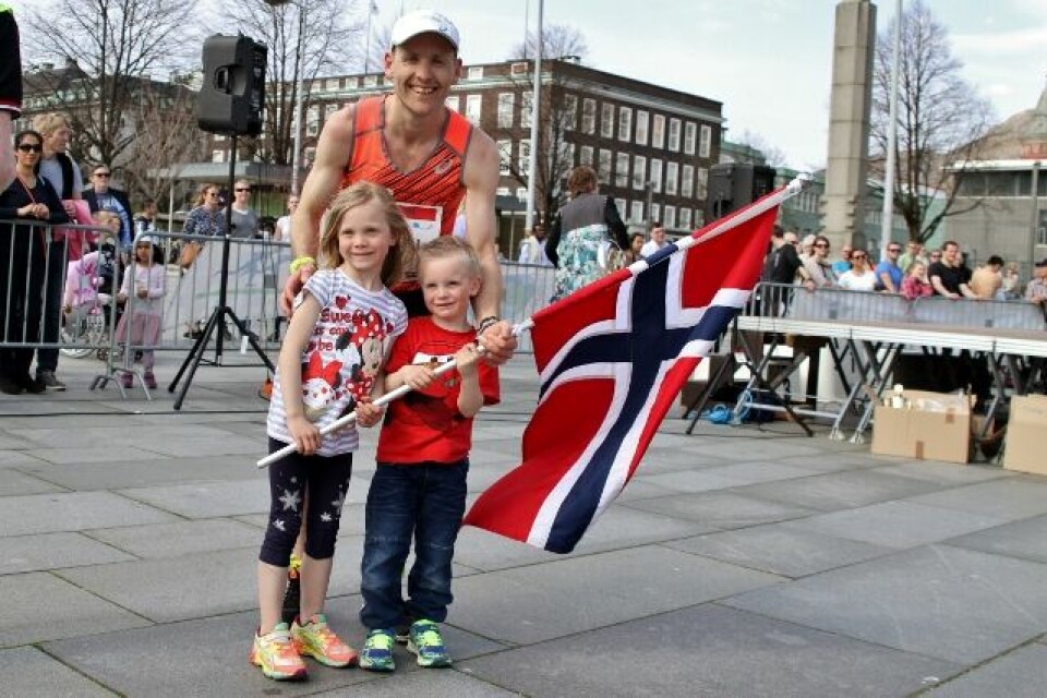 Therese Falk og Didrik Hermansen er årets ultraløpere IMG_8396_Didrik_og_barna_med_flagg.jpg