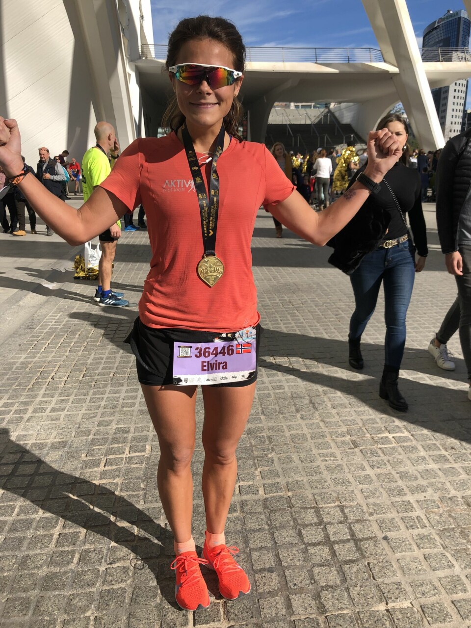 Fra nybegynner til maratonløper på fire måneder Elvira Vegas Spets er glad etter målgang i Valencia Marathon 2018 med medalje