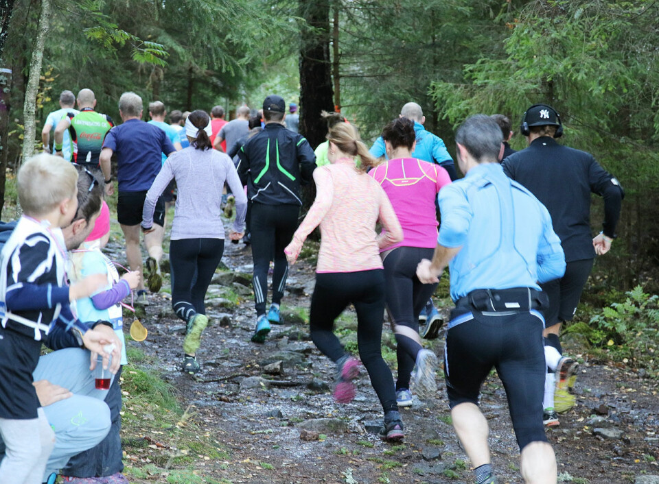 Full fart på krevende stier i Åmotdammen Rundt starten_bakfra_4S7A9076.jpg