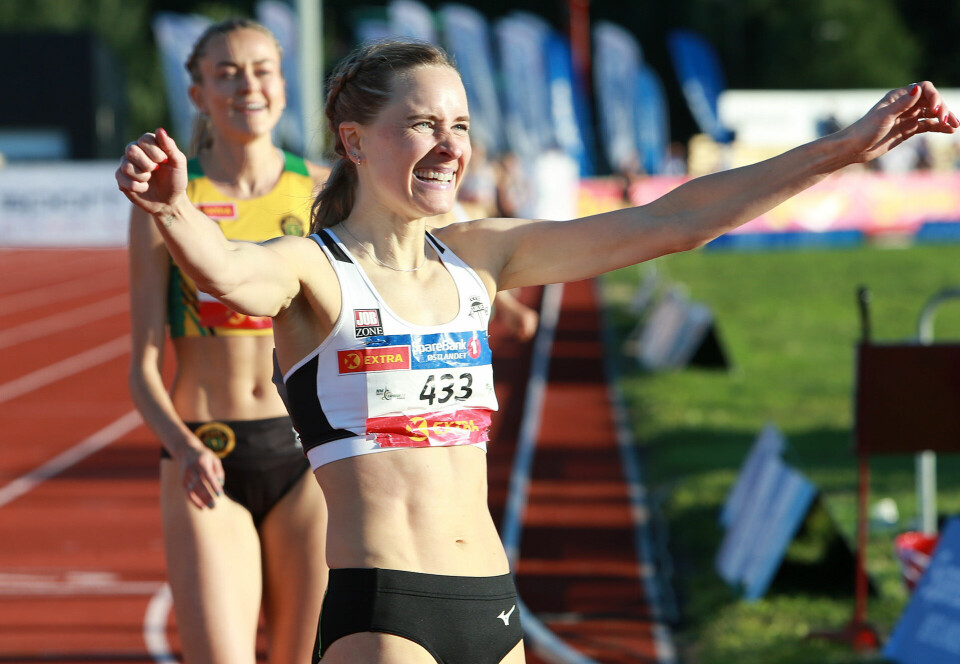 Ingeborg Østgård norgesmester for tredje gang på rad på 1500 m 1500m_damer_finale_Hynne_jubler_som_nr2_som_en_vinner_AZ3T2421.jpg