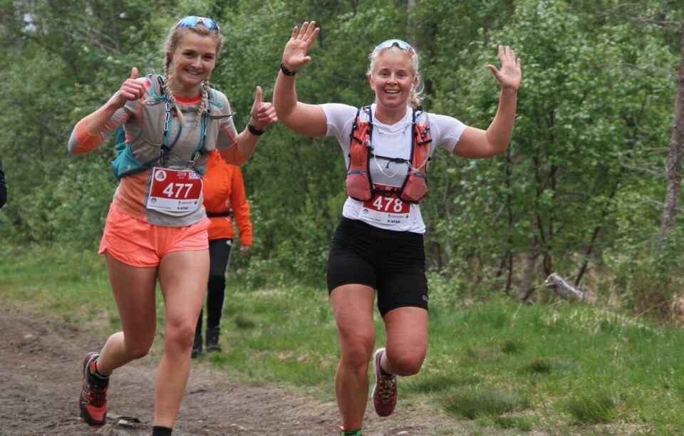 Johanna Åström og Kjell Magnar Berli vant Molde7topper Start_Jenter_vinker