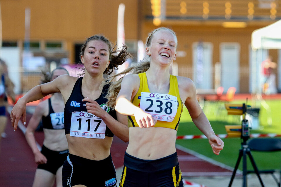 Vilde Våge Henriksen og Grethe Tyldum spurter inn til hver sin tittel i junior-NM i Kristansand. (Alle foto: Arne Dag Myking) Vilde Våge Henriksen og Grethe Tyldum spurter inn til hver sin tittel i junior-NM i Kristansand. (Alle foto: Arne Dag Myking)