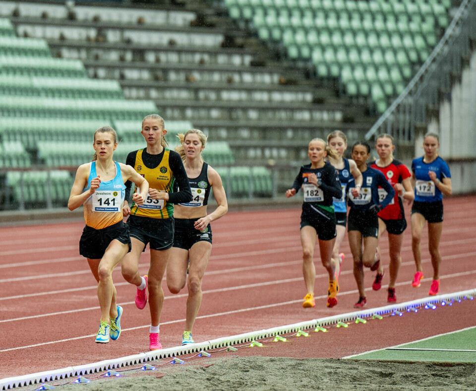 Mange gode tider trass i surt vårvær under Løpestevnet på Bislett Felt-1500m-kvinner-DSC_5766.jpg