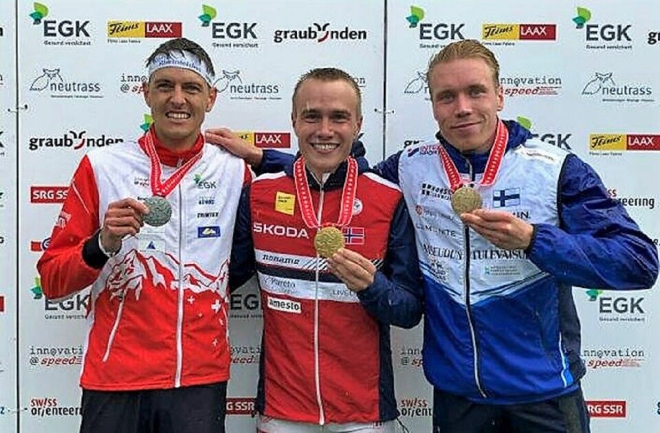 Medaljevinnerne på langdistansen (fra venstre): Matthias Kyburz, Kasper Harlem Fosser og Olli Ojanaho. (Foto: Norsk orientering) Medaljevinnerne på langdistansen (fra venstre): Matthias Kyburz, Kasper Harlem Fosser og Olli Ojanaho. (Foto: Norsk orientering)