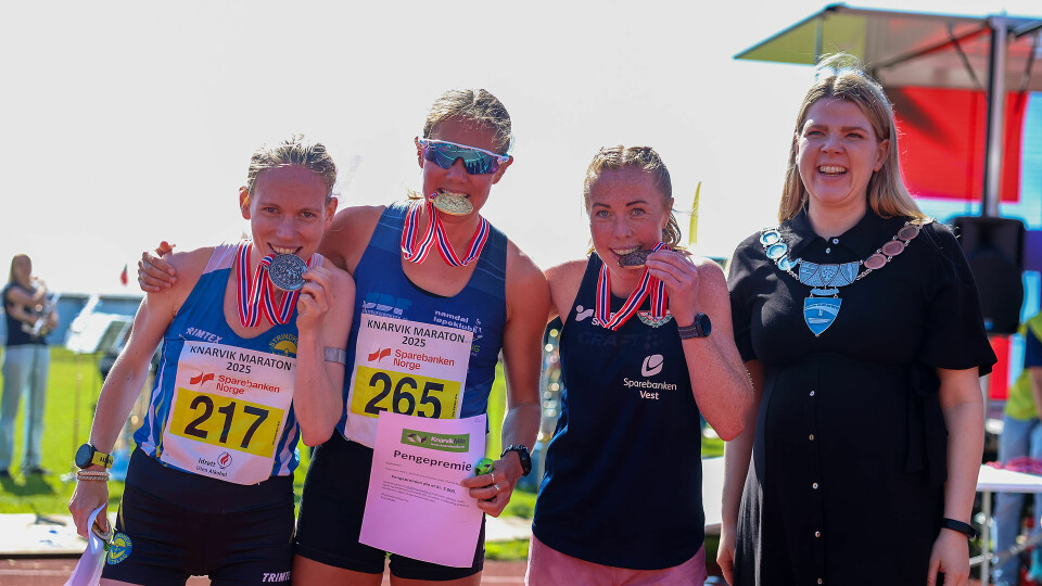 Posering med ferske NM-medaljer: Hanne Andersen Maridal, Maria Sagnes Wågan, Eli Anne Dvergsdal og ordfører i Alver kommune, Sara Hamre Sekkingstad. (Alle foto: Arne Dag Myking) Posering med ferske NM-medaljer: Hanne Andersen Maridal, Maria Sagnes Wågan, Eli Anne Dvergsdal og ordfører i Alver kommune, Sara Hamre Sekkingstad. (Alle foto: Arne Dag Myking)