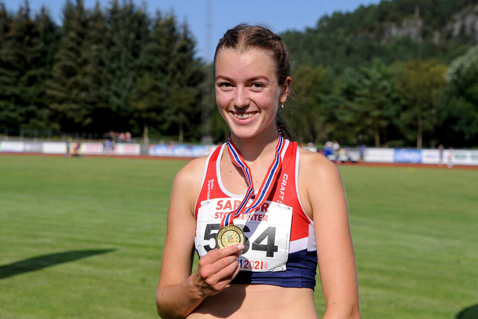 Sigrid Alvik med gullmedaljen hun tok på 3000 meter hinder. (Alle foto: Arne Dag Myking) Sigrid Alvik med gullmedaljen hun tok på 3000 meter hinder. (Alle foto: Arne Dag Myking)