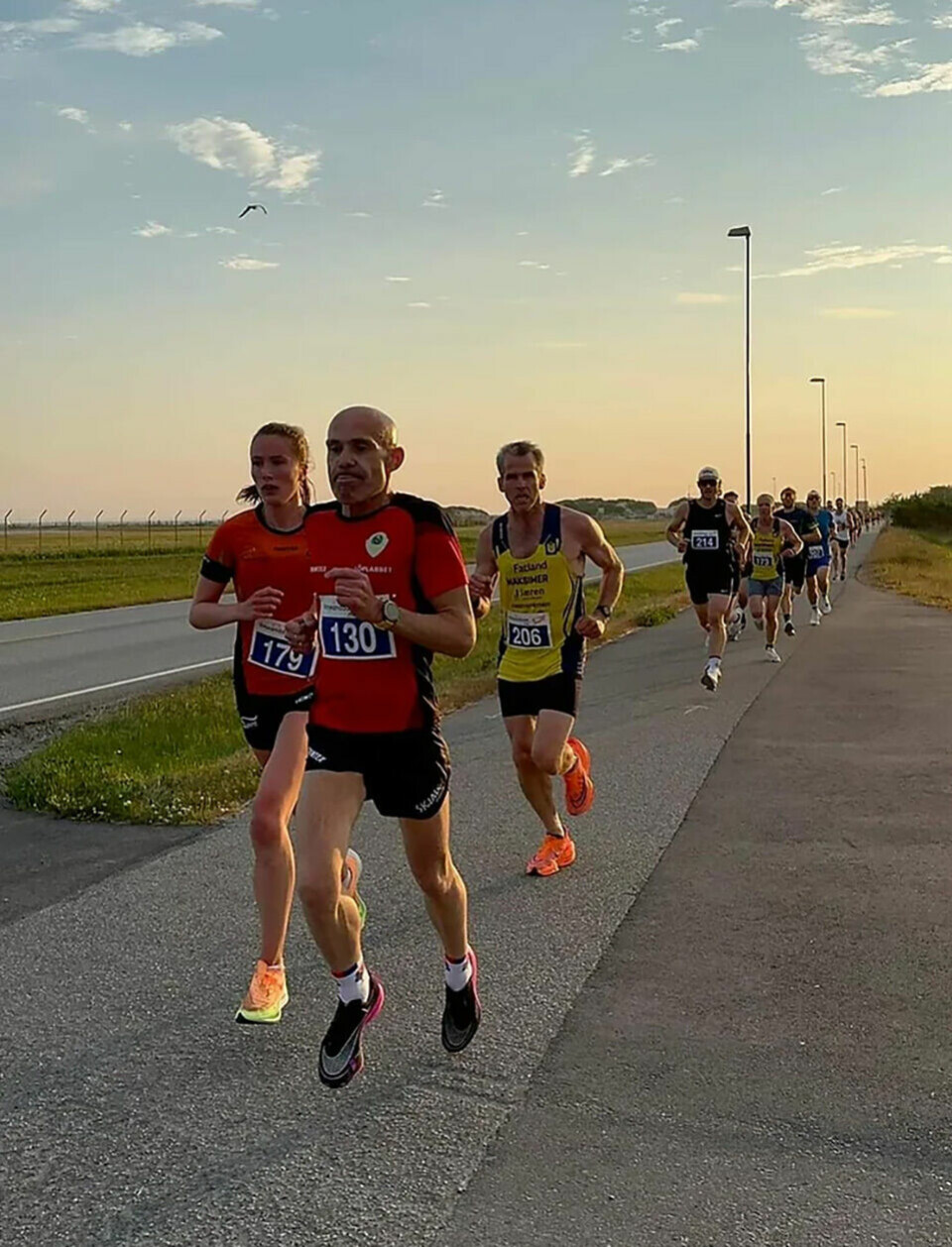 Rekordskred da 326 løp Solnedgangens 5km langs Solastranden lang-rekke.jpg