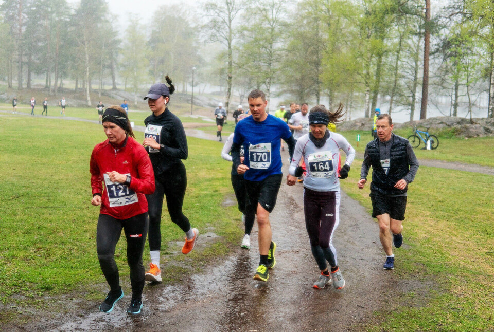 Løperne i Nordmarks12er'n passerer vanligvis så idylliske Sognsvann både like etter start og inn mot mål. Denne dagen var det regnværet som skapte sin spesielle stemning. (Foto: Andreas Skiri Refsdal) Løperne i Nordmarks12er'n passerer vanligvis så idylliske Sognsvann både like etter start og inn mot mål. Denne dagen var det regnværet som skapte sin spesielle stemning. (Foto: Andreas Skiri Refsdal)