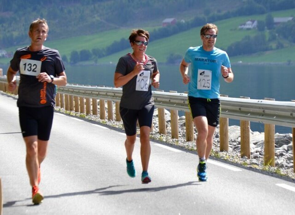 Helge Hafsås og Louise Skak vant maraton i Hornindal Halv_Ester_Innselset