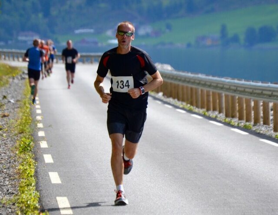 Helge Hafsås og Louise Skak vant maraton i Hornindal Halv_Paal_Roervik
