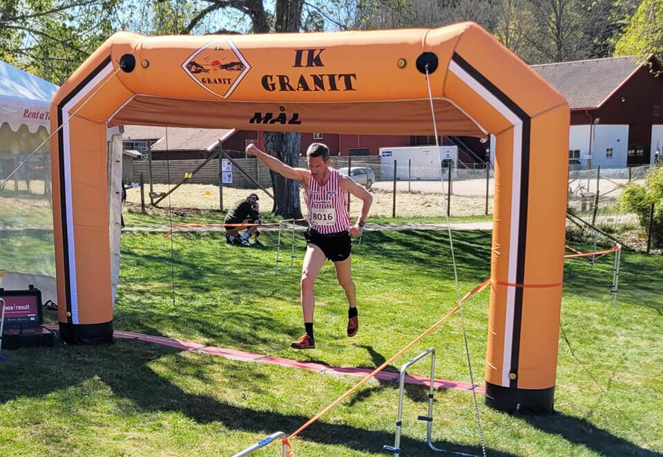 Martin Kjäll-Ohlsson løp over mål som klar vinner av 15 kilometeren. (Foto: Marianne Vatne) Martin Kjäll-Ohlsson løp over mål som klar vinner av 15 kilometeren. (Foto: Marianne Vatne)