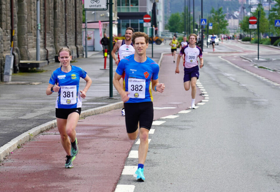 Hanne Mjøen Maridal vant på pene 16.37. Her har hun følge av Stian Darell som kom i mål på 16.35. (Foto: Thomas Syrstad) Hanne Mjøen Maridal vant på pene 16.37. Her har hun følge av Stian Darell som kom i mål på 16.35. (Foto: Thomas Syrstad)