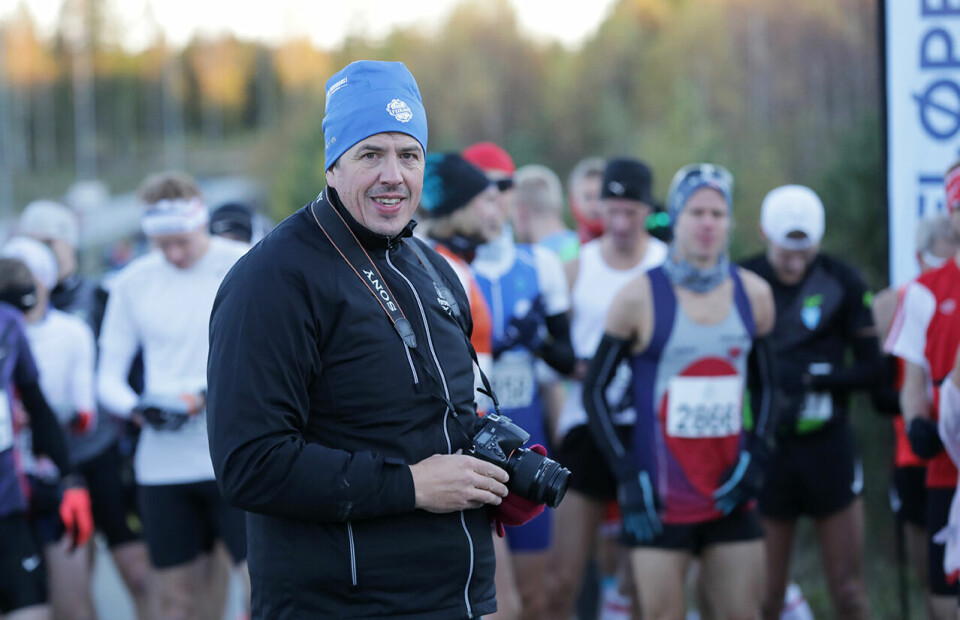 Fikser alt: Bjørn Saksberg er arrangør, tidtaker, fotograf og mer til under Perseløpene. Her ser vi han før starten på maratonløpet i oktober i fjor. (Foto: Bjørn Hytjanstorp) Fikser alt: Bjørn Saksberg er arrangør, tidtaker, fotograf og mer til under Perseløpene. Her ser vi han før starten på maratonløpet i oktober i fjor. (Foto: Bjørn Hytjanstorp)