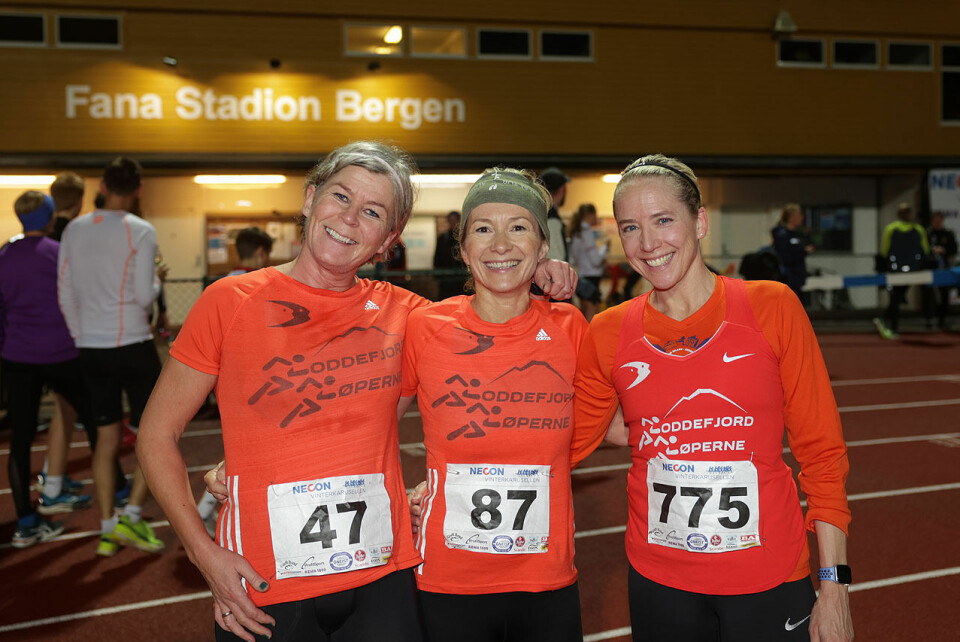 Det er mange entusiastiske løpere i Vinterkarusellen som ikke avslår et spørsmål om å bli tatt bilde av. Her er tre slike deltakere: Karianne Jørgensen, Johanna Haaland og Kari Johannesen Sigdestad. Alle hører til Loddefjordløperne. (Foto: Arne Dag Myking) Det er mange entusiastiske løpere i Vinterkarusellen som ikke avslår et spørsmål om å bli tatt bilde av. Her er tre slike deltakere: Karianne Jørgensen, Johanna Haaland og Kari Johannesen Sigdestad. Alle hører til Loddefjordløperne. (Foto: Arne Dag Myking)