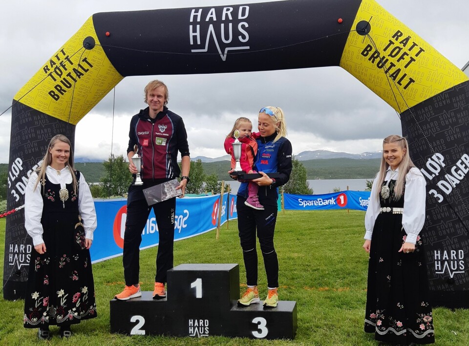 Jon Aukrust Osmoen fra Nydalens SK og Heidi Hestmark Smalås fra Namdal Løpeklubb vant Riasten Rundt. (Arrangørfoto) Jon Aukrust Osmoen fra Nydalens SK og Heidi Hestmark Smalås fra Namdal Løpeklubb vant Riasten Rundt. (Arrangørfoto)